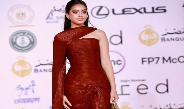 صيحة الكمّ الكاب تعود بقوّة وأناقة النجمات تؤكّد حضورها هذا الموسم