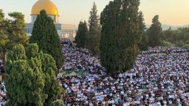 عشرات الآلاف يؤدون صلاة الجمعة في المسجد الأقصى...