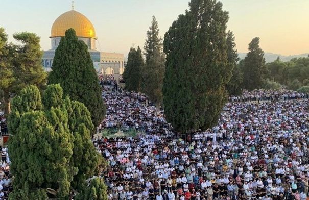 عشرات الآلاف يؤدون صلاة الجمعة في المسجد الأقصى...