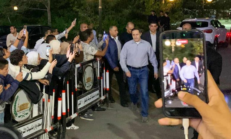 علاء وجمال مبارك يعزيان محمد رمضان في والده