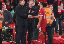 فيديو.. «عناق وتصفيق» أساطير ليفربول يكرمون صلاح بعد إنجازه التاريخي