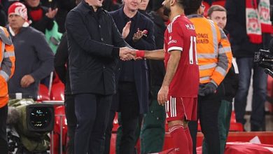 فيديو.. «عناق وتصفيق» أساطير ليفربول يكرمون صلاح بعد إنجازه التاريخي