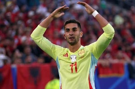 فيران توريس سَعيد بإنجازه التاريخي مع منتخب إسبانيا