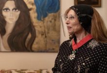 فيروز أيقونة تجمع الأناقة بالتراث وتحوّل الأزياء إلى لغة مسرحية خالدة