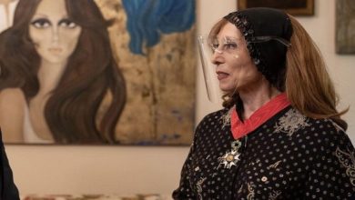 فيروز أيقونة تجمع الأناقة بالتراث وتحوّل الأزياء إلى لغة مسرحية خالدة