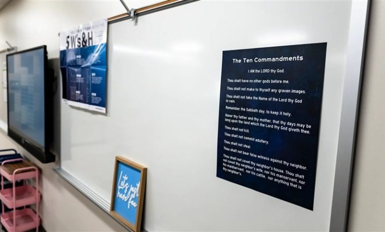 قاض أمريكي يأمر مدارس تكساس بإزالة "الوصايا العشر" من فصولها