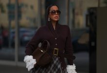 كيف ترتدي مدونات الموضة التنانير الطويلة مع الحجاب من دون أن تكون مملة؟