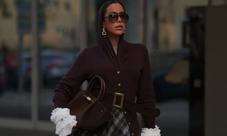 كيف ترتدي مدونات الموضة التنانير الطويلة مع الحجاب من دون أن تكون مملة؟