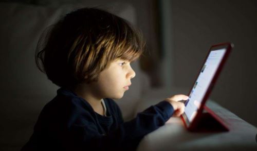 كيف يستوعب الطفل حوادث الاعتداءات المتكررة على وسائل التواصل الاجتماعي؟