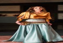 لمسة الحرير تعزز فخامة إطلالة الملكة رانيا باللون الأزرق الفيروزي