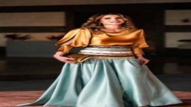 لمسة الحرير تعزز فخامة إطلالة الملكة رانيا باللون الأزرق الفيروزي