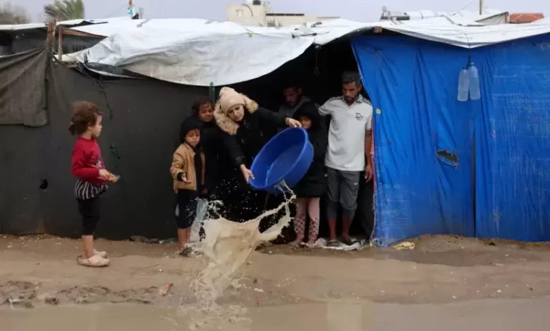 مأساة تتكرر بلا حلول.. صرخات من غزة تشكو الغرق مع دخول المنخفض الجوي