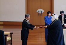 ما هو «وسام الشمس المشرقة» الذي قلده إمبراطور اليابان للشيخ ناصر المحمد