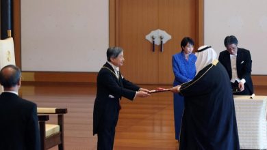 ما هو «وسام الشمس المشرقة» الذي قلده إمبراطور اليابان للشيخ ناصر المحمد