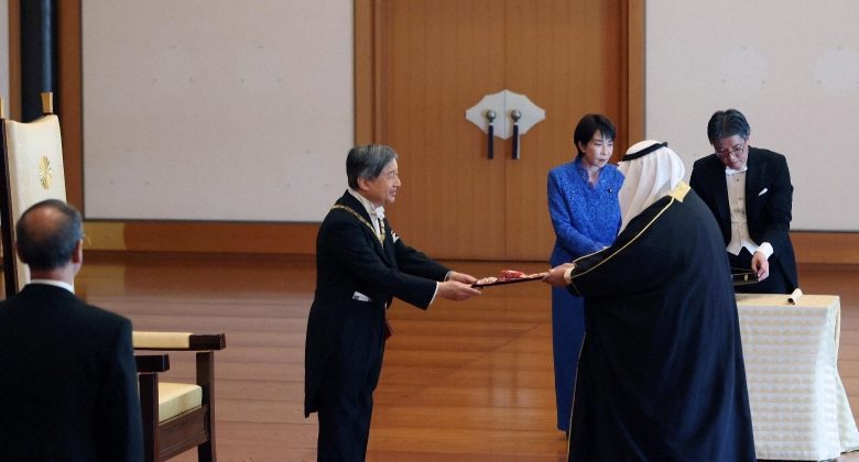 ما هو «وسام الشمس المشرقة» الذي قلده إمبراطور اليابان للشيخ ناصر المحمد