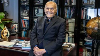 مجدي يعقوب في تسعين عاما.. حكايات الطب والإنسانية والموسيقى