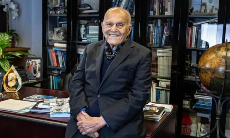 مجدي يعقوب في تسعين عاما.. حكايات الطب والإنسانية والموسيقى