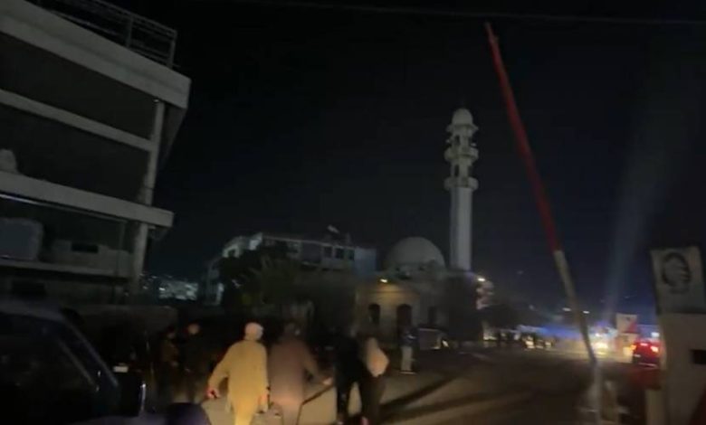 مجزرة إسرائيلية في صيدا جنوب لبنان: عشرات الشهداء والجرحى في استهداف موقف سيارات 