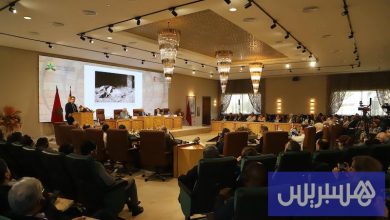 محاضرة تناقش علاقة اللغة بالإيديولوجيا