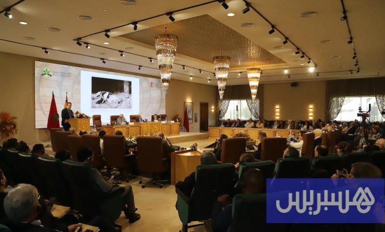 محاضرة تناقش علاقة اللغة بالإيديولوجيا