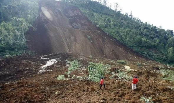 مصرع 18 شخصا وفقد العشرات في انهيارات أرضية مدمرة بجاوة الوسطى الإندونيسية
