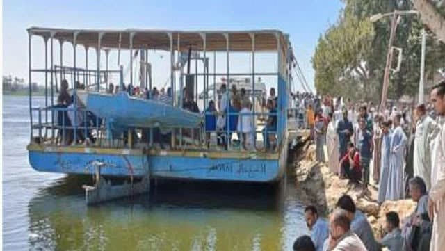 مصرع 4 أشخاص وإصابة 3 آخرين في انقلاب سيارة ملاكي من أعلى معدية ببني سويف