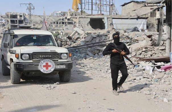 معاريف: التحقق من جثث 3 أسرى سلمتهم حماس