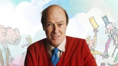 من مصنع الشيكولاتة إلى ماتيلدا.. كيف صنع روالد دال عالمه الخاص بأدب الأطفال؟