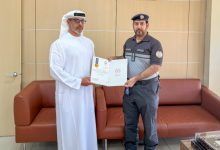 مواطن شجاع يمنع حادثاً مرورياً.. وشرطة أبوظبي تكرمه