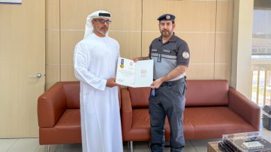 مواطن شجاع يمنع حادثاً مرورياً.. وشرطة أبوظبي تكرمه