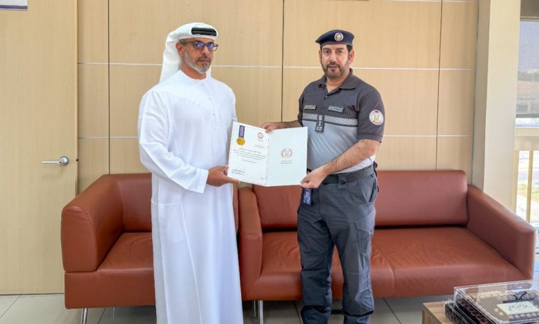 مواطن شجاع يمنع حادثاً مرورياً.. وشرطة أبوظبي تكرمه