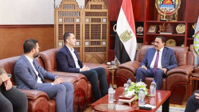 نائب وزير الصحة يبحث مع محافظ مطروح دعم البنية الصحية وتسريع مشروعات التطوير بالمحافظة