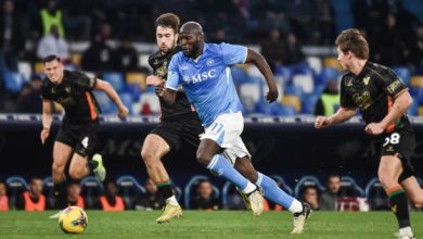 نابولي يتربع على صدارة الدوري الإيطالي بثلاثية في شباك أتالانتا