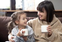 هل أترك طفلي يشرب الشاي معي؟ الجواب بين الفوائد والأضرار