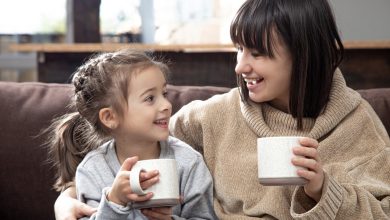 هل أترك طفلي يشرب الشاي معي؟ الجواب بين الفوائد والأضرار
