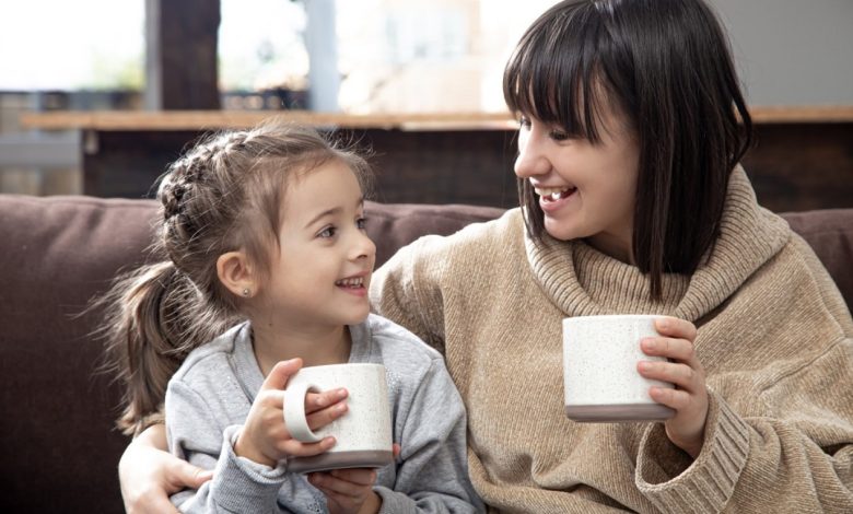 هل أترك طفلي يشرب الشاي معي؟ الجواب بين الفوائد والأضرار