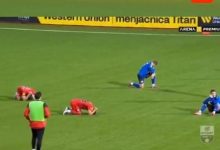 واقعة مأسوية.. انهيار اللاعبين بعد إعلان وفاة مدربهم أثناء المباراة