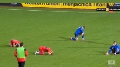 واقعة مأسوية.. انهيار اللاعبين بعد إعلان وفاة مدربهم أثناء المباراة