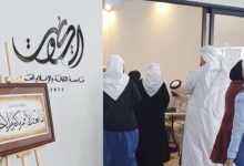 «ورشة الخط العربي والزخرفة الإسلامية» تستقطب رواد معرض الكويت للكتاب