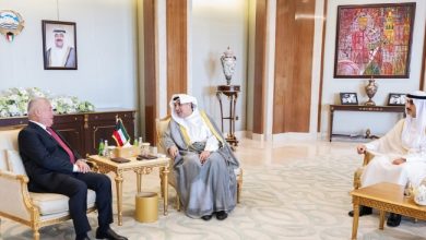 وزير «الديوان الأميري» ورئيس «ديوان ولي العهد» يستقبلان عدداً من السفراء