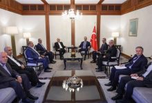 وزير خارجية تركيا يلتقي قيادات حماس قبيل محادثات بشأن غزة