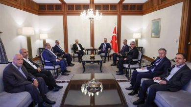 وزير خارجية تركيا يلتقي قيادات حماس قبيل محادثات بشأن غزة