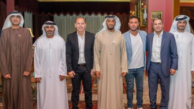 وفد إماراتي يلتقي عادل إمام في زيارة ودية بمنزله