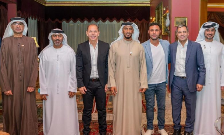 وفد إماراتي يلتقي عادل إمام في زيارة ودية بمنزله