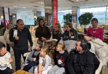 وفد “رسالة السلام” يهدي إصدارات على الشرفاء .. لمعلم وطلابه في مقر إقامتهم بموسكو