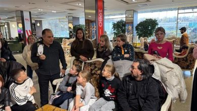 وفد “رسالة السلام” يهدي إصدارات على الشرفاء .. لمعلم وطلابه في مقر إقامتهم بموسكو