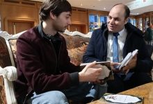 وفد رسالة السلام يهدي المخرج الروسي اليشنكا فرجوف إصدارات الشرفاء الحمادي