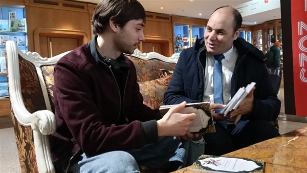 وفد رسالة السلام يهدي المخرج الروسي اليشنكا فرجوف إصدارات الشرفاء الحمادي