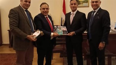 وفد “رسالة السلام” يهدي سفير مصر في روسيا إصدارات مجلة العرب العربية والدولية