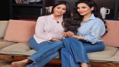 الأزرق يوحّد إطلالات لجين وأسيل عمران في سهرة راقية تجسّد